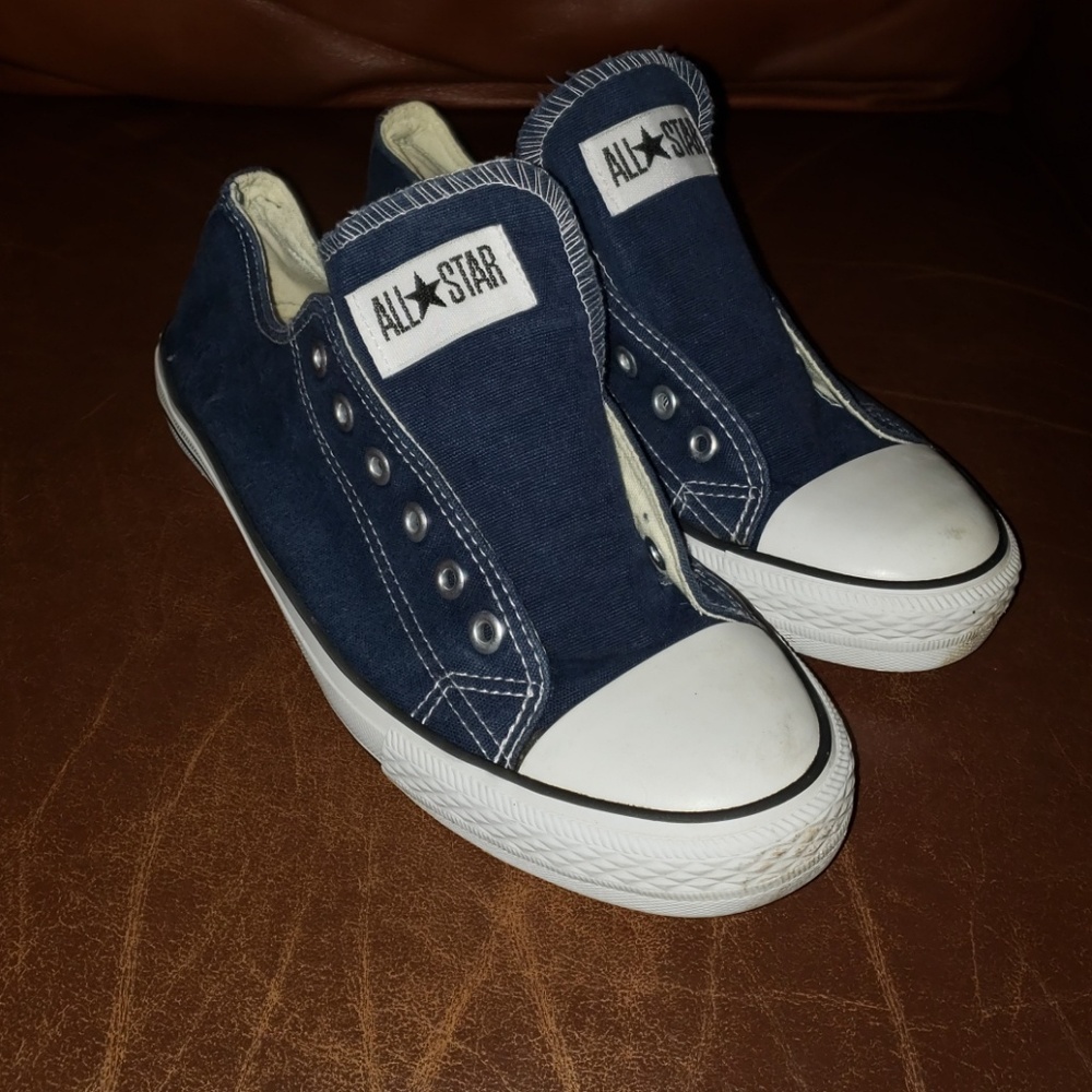 Converse sz 8, comes with laces